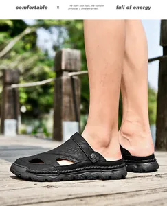Dettaglio di sandali chiusi in pelle nera con design traforato e cuciture a vista