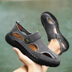 Ademende heren sandalen met gesloten neus in donkergrijs met antislip rubberen zolen