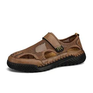 Heren sandalen van bruin leer met ademend mesh en sport klittenband voor op het strand