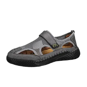 Grijze ademende mesh heren sandalen met sportband en een antislip rubberen zool voor strand