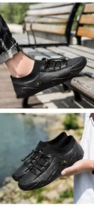Détails des mocassins en cuir noir avec cordons élastiques et col en maille