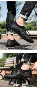 Gros plan extérieur de mocassins noirs pour hommes avec col en tricot et lacets élastiques