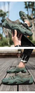 Détails de mocassins en daim vert armée avec col en tricot et fermeture à cordon