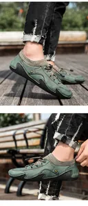 Gros plan de mocassins en cuir vert avec semelles antidérapantes et cordon de serrage