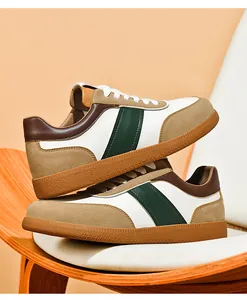 Détail de baskets style GAT en cuir avec finitions en daim sur chaise rétro