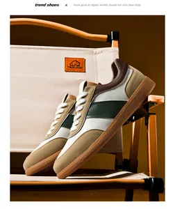 Détail du cuir suédé kaki et de la tige sur baskets rétro avec semelle en gomme