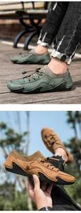 Détail de mocassins pour hommes en daim vert avec col en maille et boucle décorative