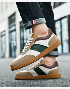 Vue détaillée des baskets basses multicolores avec semelles en caoutchouc antidérapantes