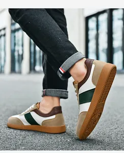 Détail latéral des baskets en cuir avec daim kaki et semelle en gomme rétro marron