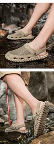 Details von khakifarbenen atmungsaktiven Mesh-Sandalen mit Fersenriemen und rutschfester Sohle
