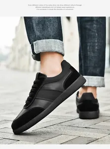 Détail de baskets basses en cuir noir avec semelles épaisses en caoutchouc antidérapant
