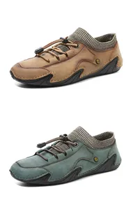 Détails de mocassins marrons et bleu sarcelle avec semelles antidérapantes et lacets