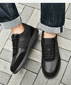 Vue de dessus de baskets décontractées en cuir noir et daim pour hommes avec un jean
