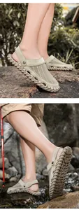 Nahaufnahme von khakifarbenen Outdoor-Sandalen mit rutschfester dicker Gummisohle