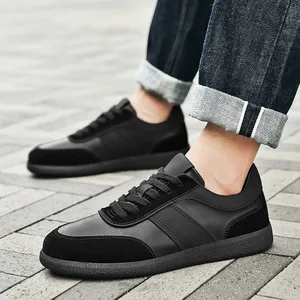 Baskets basses noires minimalistes avec bordure en daim et semelle en caoutchouc texturée