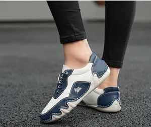 Λεπτομέρεια από μπλε και λευκά δερμάτινα sneakers με λογότυπο κριού και αντιολισθητική σόλα