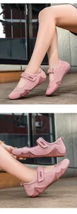 Détail de chaussures décontractées en daim rose avec velcro et semelles antidérapantes