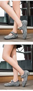Détail d'une chaussure de marche grise ajourée avec sangle réglable à scratch