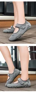 Détail de sandales grises pour femmes avec bandes velcro et semelles antidérapantes