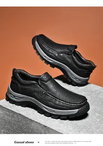 Détail de chaussures décontractées en cuir noir avec semelles en caoutchouc antidérapantes