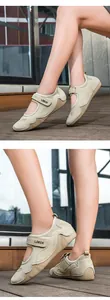 Détail de sandales Mary Jane beige avec bride velcro et découpes respirantes sur le dessus