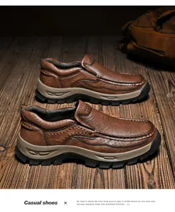 Gros plan détaillé de chaussures décontractées en cuir marron avec coutures à la main et semelle épaisse