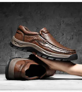 Vue latérale détaillée de chaussures d'extérieur en cuir marron pour hommes à grain texturé