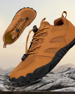 Detail van tan outdoor wandelschoenen met antislipzolen en elastische vetersluiting