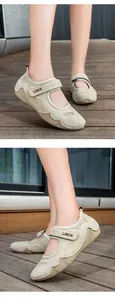 Détail de sandales sportives beiges style Mary Jane avec brides velcro réglables