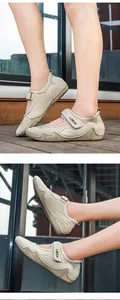 Détail de sandale d'extérieur beige clair avec maille cuir et bride à velcro réglable