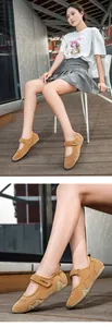 Gros plan sur les ballerines Mary Jane marron clair avec bride velcro et semelle en gomme