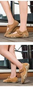 Détail de sandales de plein air kaki avec bandes velcro et protection en caoutchouc