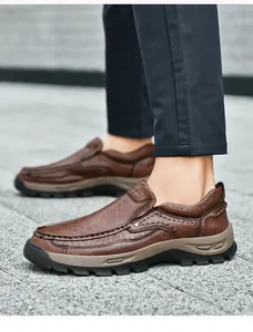 Détail de la chaussure en cuir marron avec coutures fines et semelle en caoutchouc épais