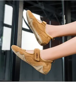 Détail de chaussures décontractées en daim kaki pour hommes avec fermeture à velcro