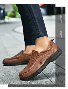 Detail van bruine leren vrijetijdsschoen met perforaties en antislip rubberen zool