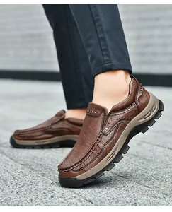 Gros plan de mocassins en cuir marron pour hommes avec rivets métalliques et semelles épaisses