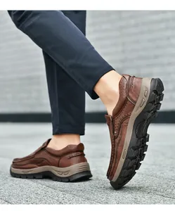 Détails de mocassins en cuir marron avec semelle épaisse antidérapante et coutures fines