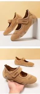 Détails des sandales d'extérieur en daim marron clair et mesh avec brides velcro