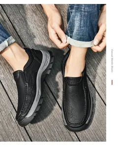 Détail de chaussures décontractées en cuir noir avec semelles épaisses antidérapantes