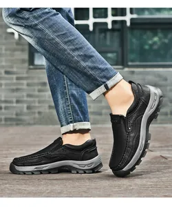 Détail de chaussures sans lacets en cuir noir pour homme avec semelle antidérapante