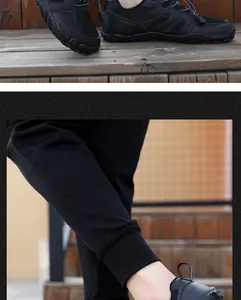 Detail van zwarte outdoor waterschoenen met snelsluitsysteem en ademend mesh materiaal