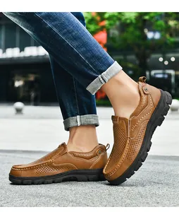 Bruine leren herenloafers met ademend geperforeerd bovenwerk en witte handgestikte details