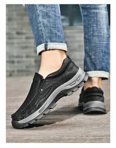 Détail de chaussures en cuir noir sans lacets avec finition texturée et semelle robuste