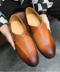 Dettaglio sandali in pelle marrone sfumata con trama intrecciata e design slip-on