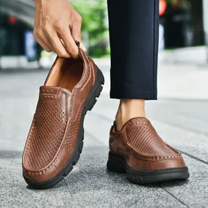 Bruine leren heren loafers met geperforeerd bovenwerk en antislip rubberen zool