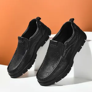 Zwarte leren herenschoenen met een opengewerkt ontwerp en een dikke rubberen zool