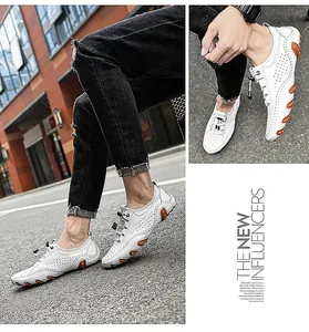Détails des mocassins blancs respirants avec semelle antidérapante orange et lacets