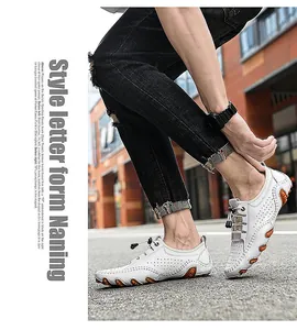 Gros plan de mocassins en cuir blanc respirant avec semelle orange sur une rue urbaine