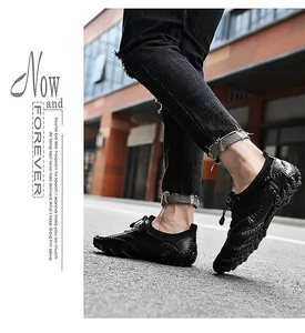 Détail de mocassins en cuir noir avec surpiqûres pour hommes en style décontracté