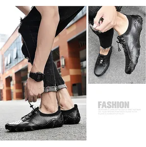 Détails des lacets élastiques et de la texture perforée sur ces chaussures en cuir noir